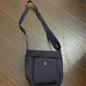 Lululemon crossbody bucket bag